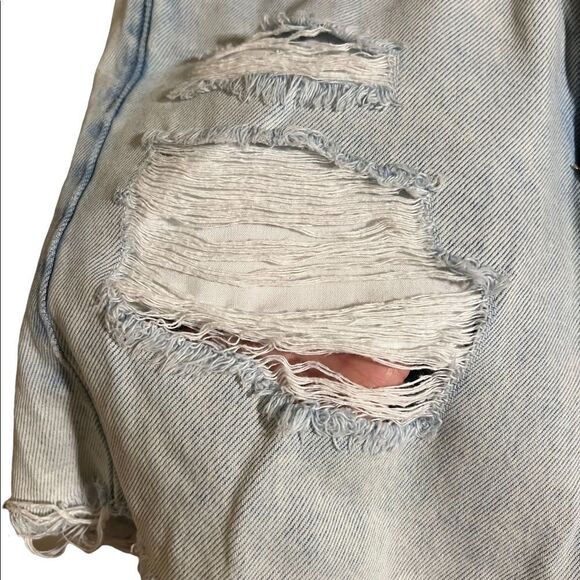 😊 3/$30 
AE Mom Short Sz 4 light denim distressed, high waisted EUC - Picture 12 of 16